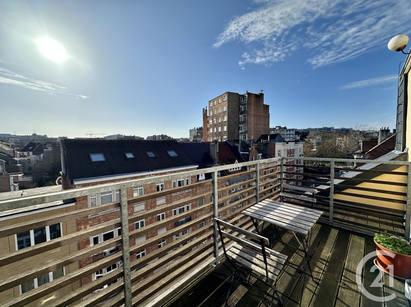 Dit prachtige, gerenoveerde penthouse van +/- 80 m² (volgens EPC) ligt op de 5e en bovenste verdieping (met een toegang die overeenkomt met slechts 2,