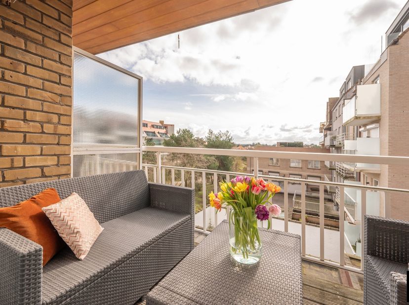 Lichtrijk appartement, ideaal gelegen in de Dumortierlaan, op slechts enkele stappen van de zee en de exclusieve winkelstraten van Knokke.<br />
Indel