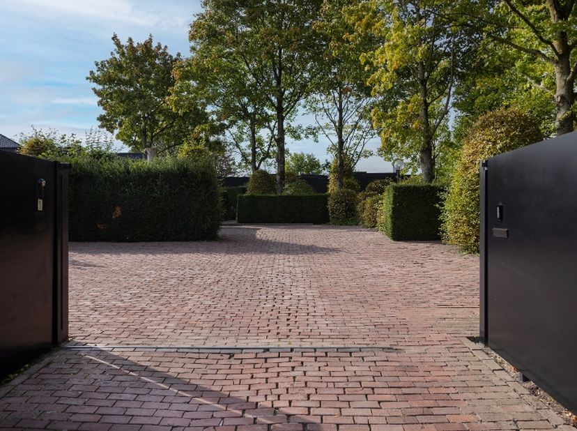 In een rustige omgeving in Lendelede bevindt zich deze uitzonderlijk goed onderhouden laagbouwwoning, gebouwd in 1972 naar het ontwerp van architect P