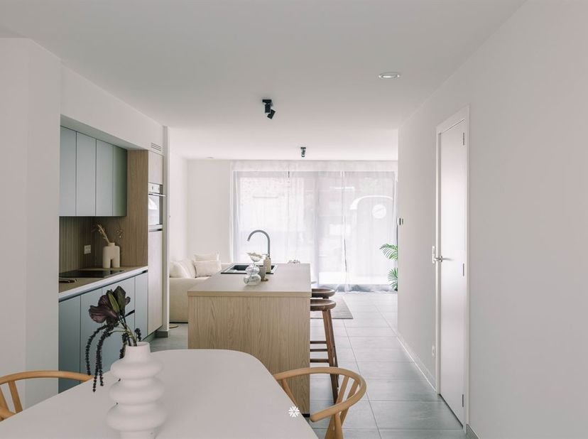 OPENKIJKDAG WOENSDAG 8/07 van 16u - 18u  <br />
<br />
Instapklaar gelijkvloers appartement met ruim terras in Residentie De Zeven Rozen te Temse<br