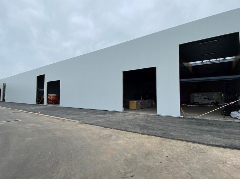 1211m² d'entrepôt<br />
Emplacement : le long de l'A12 (Anvers - Bruxelles) ; arrêt de bus à distance de marche<br />
Spécifications : porte sectionne