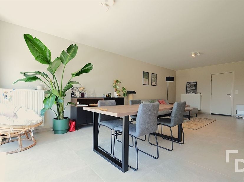 Moderne en ruime gezinswoning met tuin te huur in Sint-juliaan.<br />
<br />
De indeling is als volgt:<br />
*GLV: Inkomhal - apart toilet - lichtr