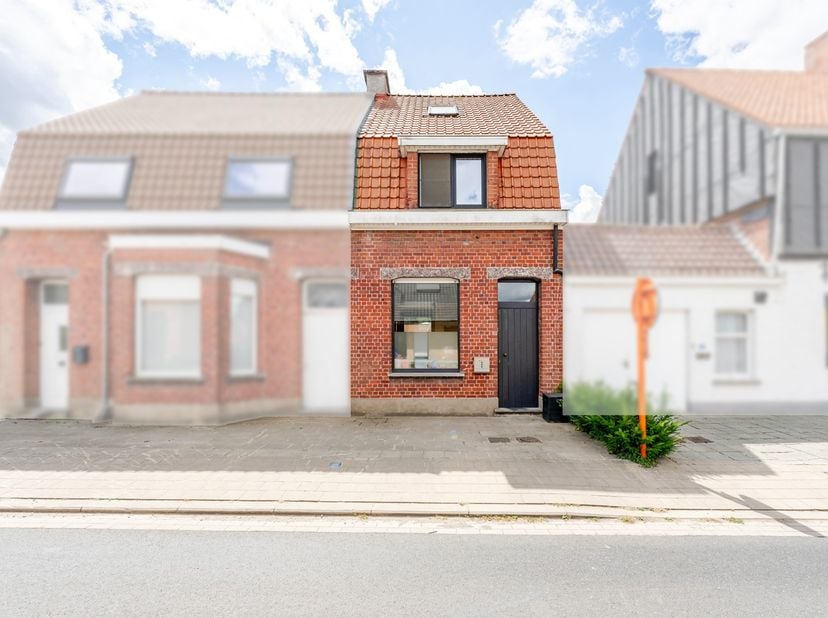 In de Kauwentijnestraat, vlakbij het centrum van Lichtervelde, treffen we deze te renoveren woning.<br />
De woning omvat een leefruimte met zitplaats