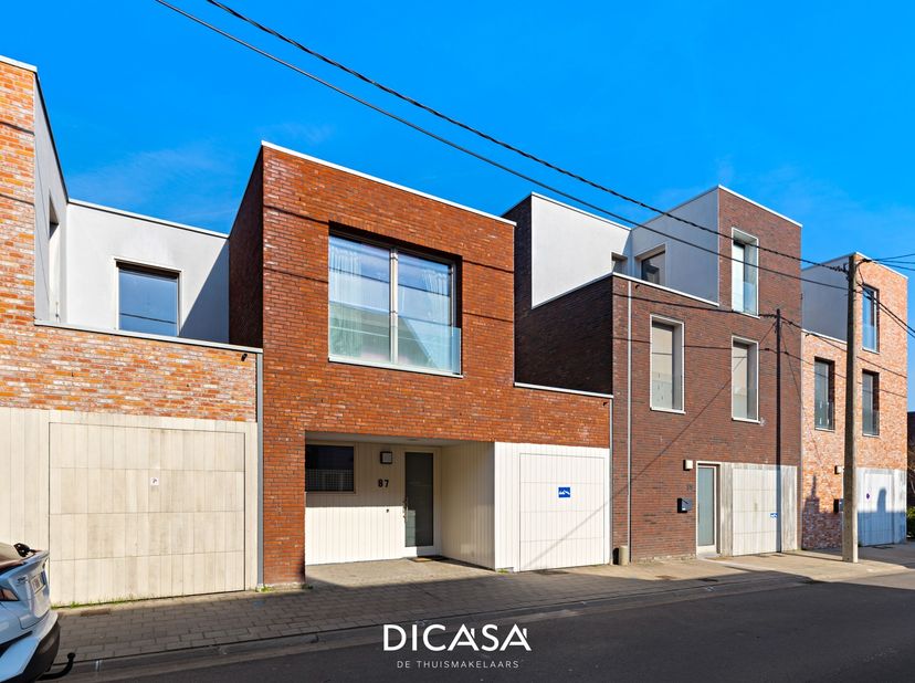 Op een rustige en centrale ligging in de Bruanestraat te Roeselare vinden we deze recente en instapklare tussenwoning terug. Met drie volwaardige slaa