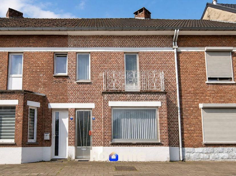 Ben je op zoek naar een betaalbare woning die je volledig naar eigen smaak kunt moderniseren? Dan biedt deze woning in het groene Oud-Vucht heel wat m