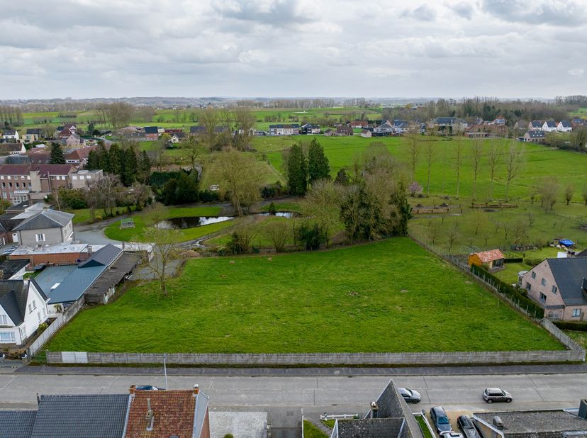In de landelijke gemeente Deftinge bevindt zich dit te ontwikkelen perceel bouwgrond, deze grond is gelegen in een rustige en groene omgeving doch in