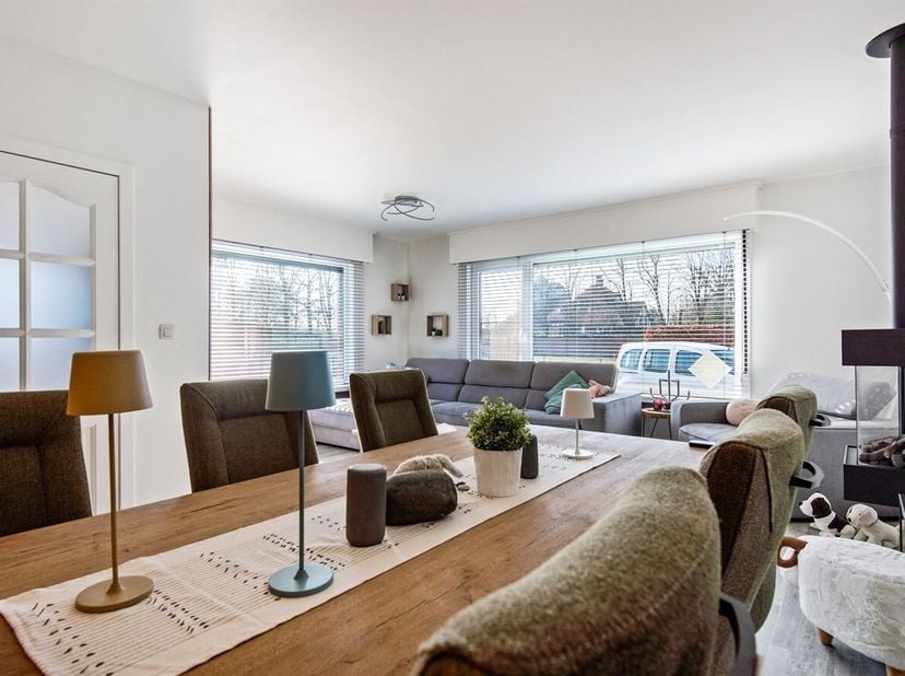 Instapklare HOB met 4 slpks, zwembad en EPC B!<br />
Deze woning is gelegen in een rustig gelegen straat met een aangenaam uitzicht op de omliggende w