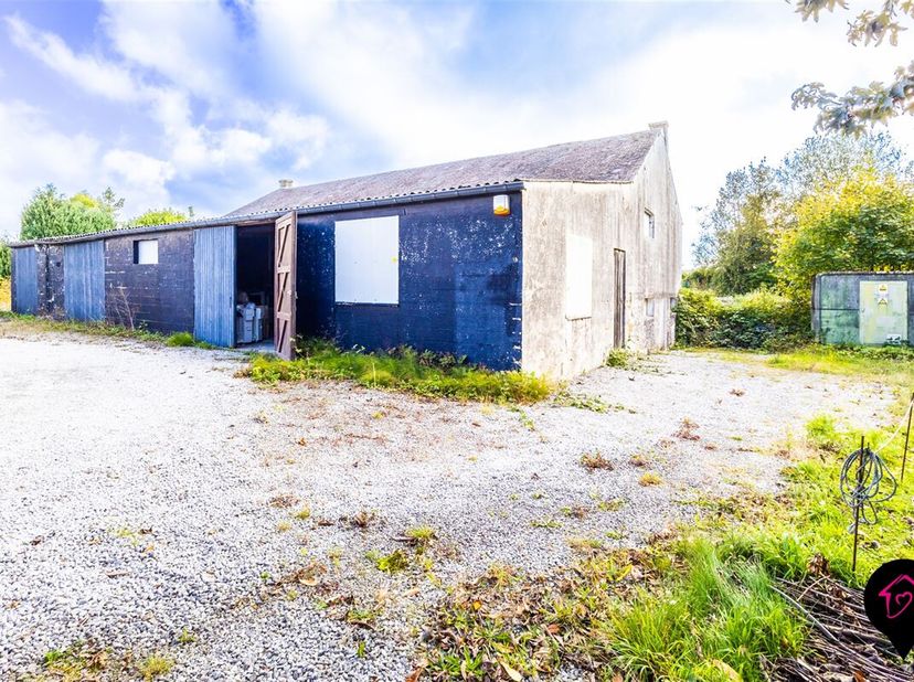 Bel entrepôt érigé sur une parcelle de 7a 12ca, situé en plein centre de Philippeville, offrant 440 m² d'espace de stockage, divisé en trois sections
