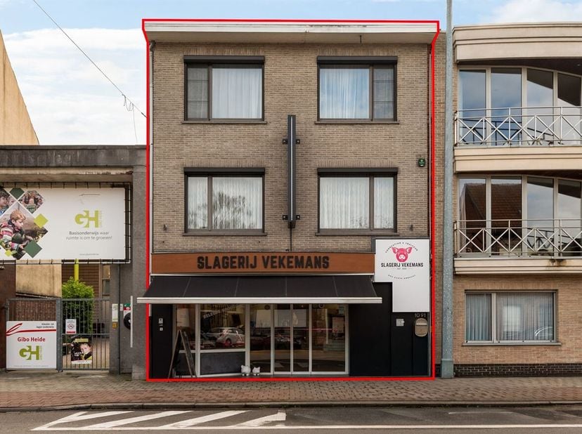 Ruim commercieel gelijkvloers met duplexappartement, tuin en magazijn op toplocatie!<br />
Ligging: Lichtrijk handelshuis op toplocatie in het centrum