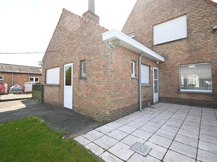 Deze woning staat langs de N9 Brugge  Gent in Maldegem (Oost-Vlaanderen) op enkele stappen van de grens met Sijsele-Damme (West-Vlaanderen). Een uitst