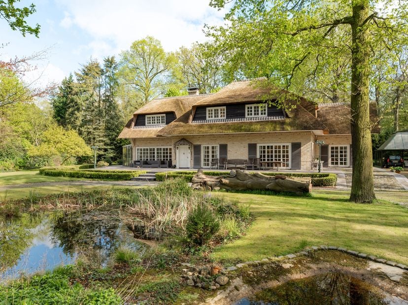 Unieke vrijstaande rietgedekte villa op ca. 7620m² in een uitzonderlijk domein in het groen. Verscholen in een prachtig aangelegd parkdomein bevindt z