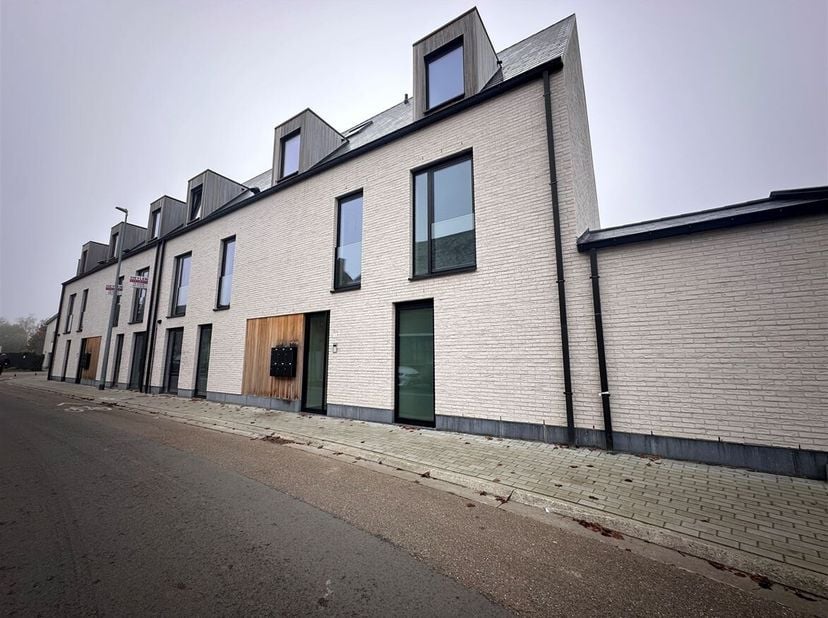 Nieuwbouw appartement met 2 slaapkamers en tuin<br />
Ligging: Dit moderne nieuwbouw appartement heeft een vlotte verbinding en goede bereikbaarheid v
