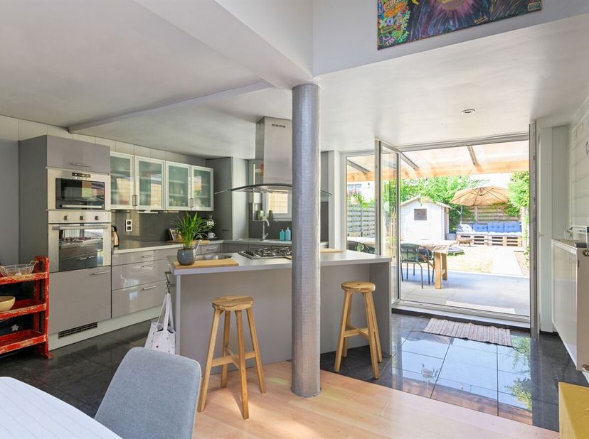 Locatie: Deze woning staat te koop op de Gaston Febrélaan te Wilrijk, op een uitstekende locatie tussen het centrum van Wilrijk en de belangrijkste in