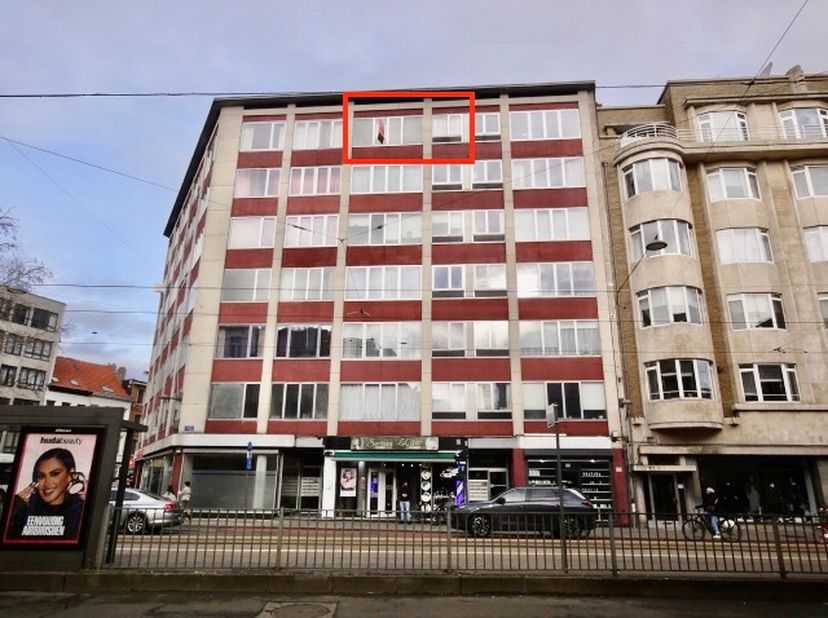 <br />
Centraal gelegen appartement in residentie Scaldia op de 6de verdieping met open zicht over de stad. Openbaar vervoer stopt voor de deur en men
