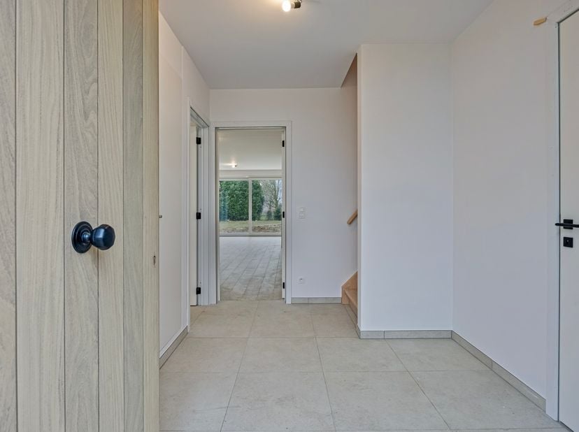 Deze goed gelegen, zeer energiezuinige nieuwbouwwoning werd met kwalitatieve materialen afgewerkt en bevindt zich op een oppervlakte van 4a 62ca. De w