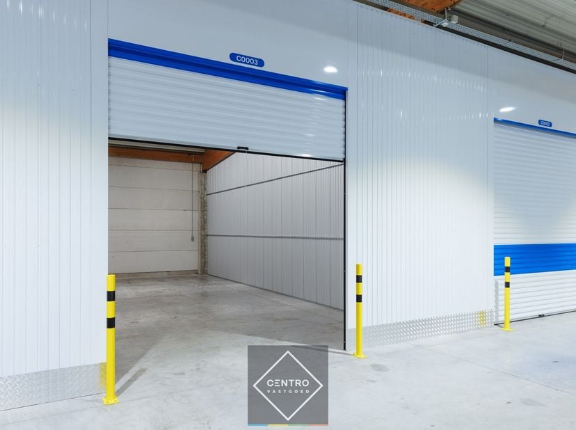 Benaderende OPPERVLAKTEN:<br />
Opslagruimte: 67m² (6m x 11,25m).<br />
<br />
BESTEMMINGSMOGELIJKHEDEN:<br />
Opslag, géén productie.<br />
<br />
BE