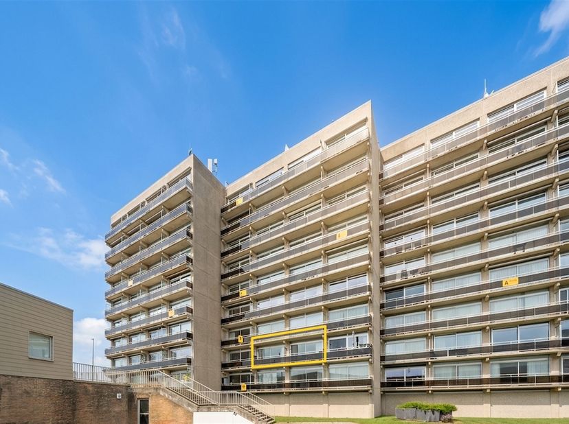 VLAKBIJ ZEE! Erg zonnig appartement, gelegen op de tweede verdieping van de verzorgde residentie Astrid, pal in het bruisende toeristische hart van Br