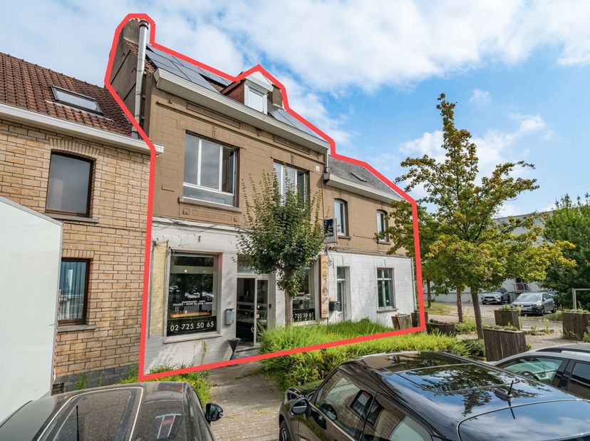 Easyhome biedt u dit gemengd gebouw aan, ideaal gelegen aan de Frans Gurickxstraat 55/57 te 1831 Machelen, in een sterk groeiende gemeente met snelle