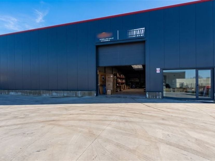 Ontdek deze ruime industriële loods in Dilsen-Stokkem, ideaal voor ondernemers die op zoek zijn naar (extra) werk- of opslagruimte. Met een bruikbare