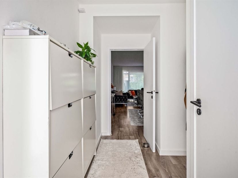 Openhuizendag zaterdag 13 juni van 17u - 18u<br />
Deze uitstekend onderhouden woning is gelegen in een rustig en afgelegen woonwijkje, bereikbaar via