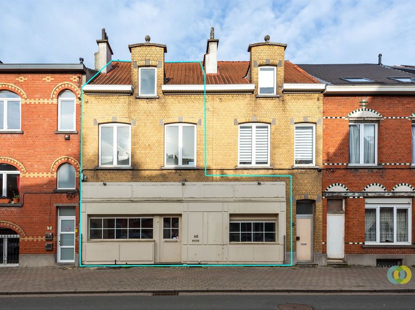 Dit veelzijdige handelshuis, vandaag vergund als horeca-zaak met bovenliggende woonst, biedt tal van mogelijkheden voor wie wonen en werken wil combin