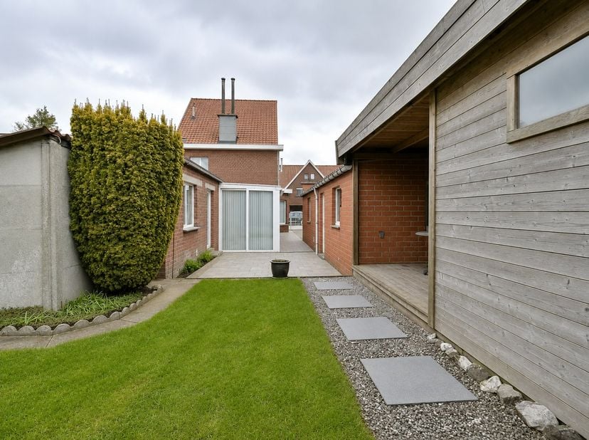 Welkom in de Wankaardelaan 5, een uiterst centraal gelegen woning met prachtige en zonnige tuin. Op 300 meter bevindt zich de vrije basisschool, de sp
