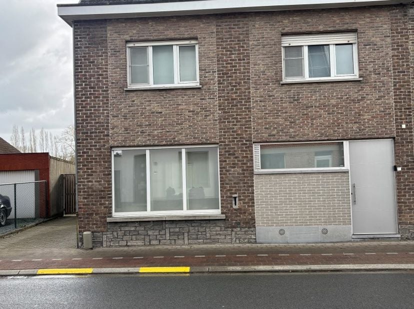 Een ruime halfopen woning met (bijgebouw 60m²), oprit en 3 parkeerplaatsen/carport. Conforme electriciteit!<br />
We betreden de woning via de voordeu