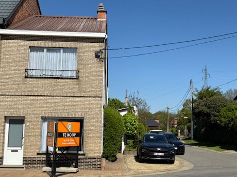 Welkom in Langdorp! Ontdek deze charmante woning met veel potentieel, rustig gelegen en toch slechts op een boogscheut van het centrum. Winkels, schol
