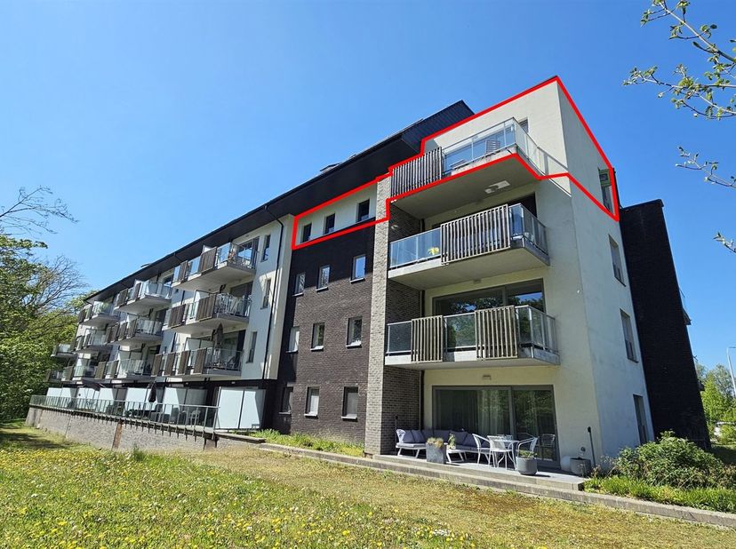 Prix: Offre à partir de 290.000 euros, frais d'agence non inclus et à charge de l'acquéreur.<br />
Superbe appartement, situé juste en face de la base