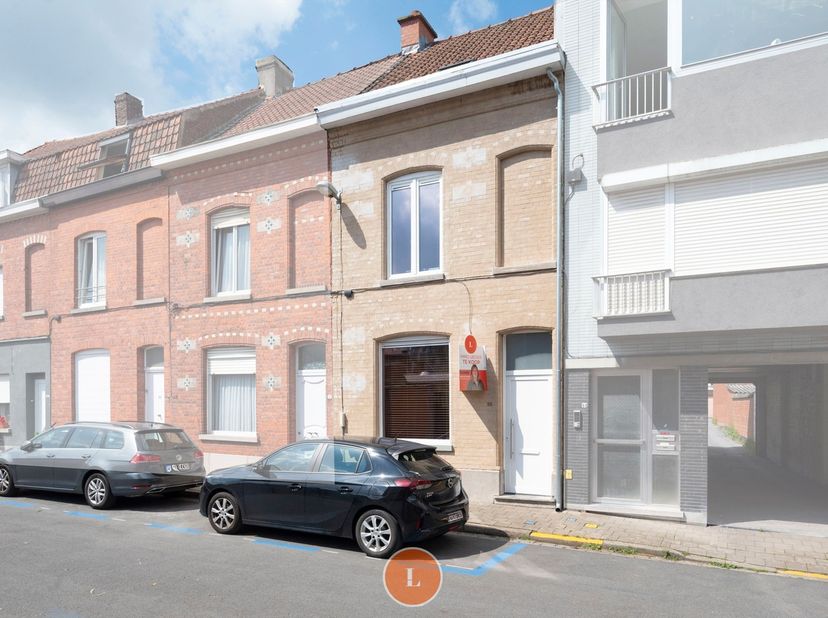 Bent u op zoek naar een instapklare gezinswoning met vier slaapkamers? Dan is deze volledig gerenoveerde woning, gelegen in een rustige doodlopende st