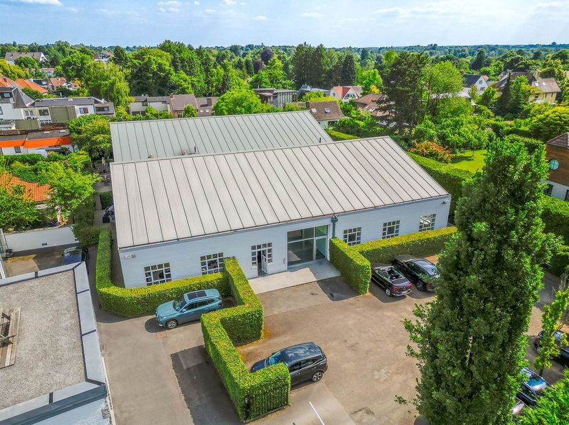 Property One vous propose à la location de superbes bureaux idéalement situés en arrière de la Chaussée de Waterloo à Rhode-Saint-Genèse, dans un envi