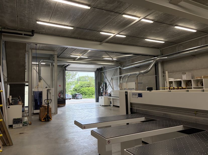 Op KMO-zone Eikaert ligt deze recente KMO-unit met een totale oppervlakte van 405m². De oprit van de E313 op 1km afstand zorgt voor een uitstekende on