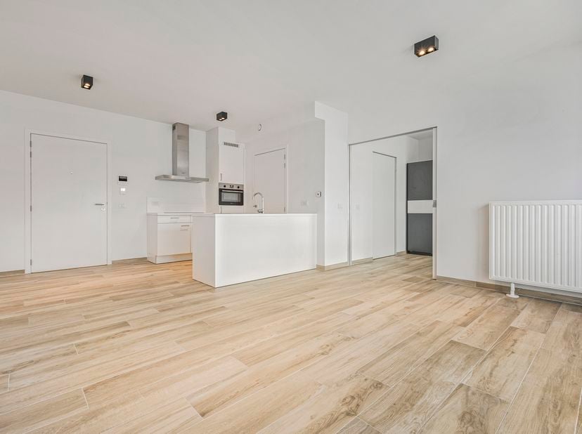 Immo Pické biedt U deze zeer recente serviceflat aan gelegen in het centrum van Halle en bijgevolg in de onmiddellijke omgeving van scholen, winkels,