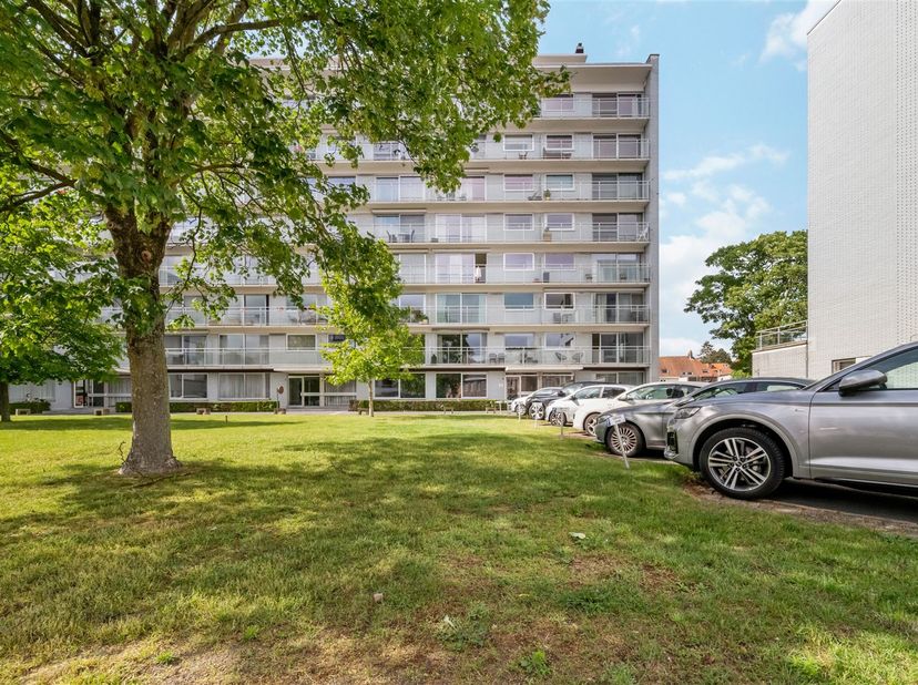 Appartement spacieux et lumineux situé au troisième étage de la résidence bien entretenue Groenhove, à proximité du centre de Bruges. Grâce à son empl