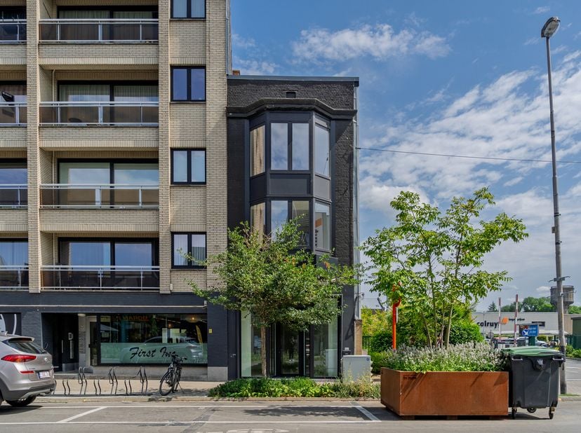 SITUATION<br />
Située dans l'une des rues commerçantes les plus fréquentées de Termonde, cette maison commerciale prête à emménager avec logement est