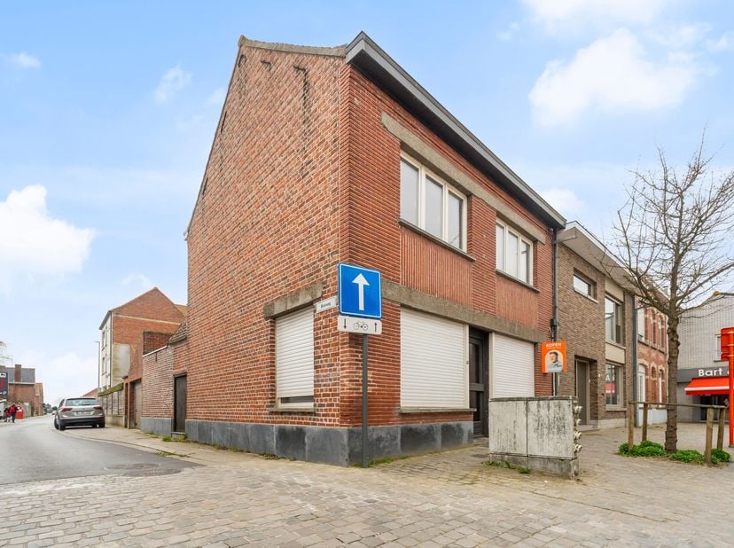 Deze halfopen woning gelegen in het centrum van Proven bevindt zich op wandelafstand van alle voorzieningen (Delhaize, bakker, slager,...)<br />
Gelij