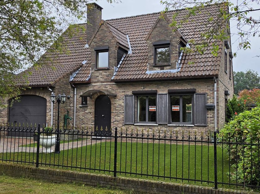 Vrijstaande woning met potentieel — 4 slaapkamers en 2 garages te Hove<br />
<br />
<br />
Op een rustige locatie in Hove vindt u deze vrijstaande gez