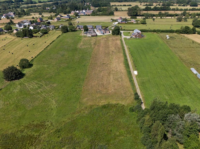 In L'Escaillère (Chimay), in een rustige omgeving die volledige privacy waarborgt, bevindt zich deze karaktervolle eigendom op meer dan 2 hectare, bes
