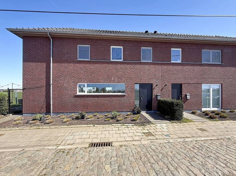 Woning met twee slaapkamers en tuin te huur in Lo-Reninge. Gelegen tussen de velden, met prachtig uitzicht!<br />
 <br />
INDELING:<br />
> Gelijkvloe