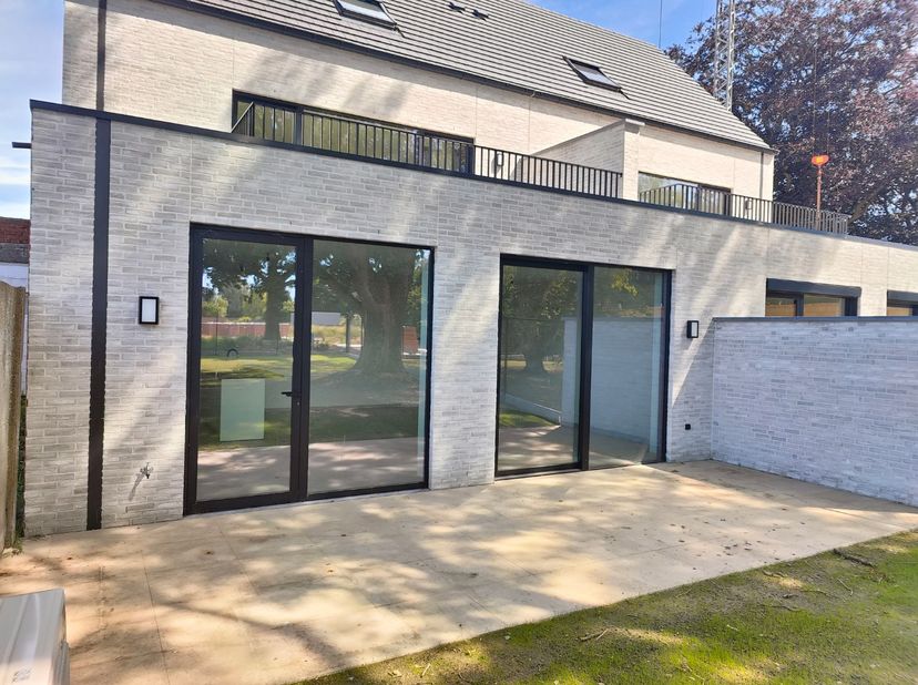 Deze gelijkvloerse woning biedt 2 slaapkamers, een hoogwaardige afwerking, duurzame technieken (vloerverwarming, lucht-waterwarmtepomp en zonnepanelen