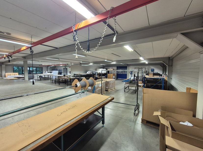 Dit bedrijfspand van ongeveer 1.900 m² bevindt zich op een perceel van 18a87ca in de industriezone Rotem in Dilsen‑Stokkem. Voor het gebouw is parkeer
