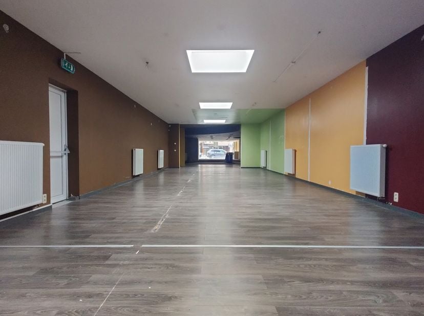 <br />
<br />
<br />
<br />
Commercieel handelspand van ca. 220m² in Brasschaat<br />
Ruim handelsgelijkvloers met veel lichtinval door een etalageraa