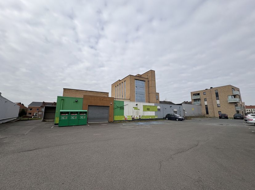 Te huur: commerciële ruimte – voormalige Smatch supermarkt in Tienen<br />
<br />
Op een strategische locatie in Tienen bieden wij de voormalige Smatc