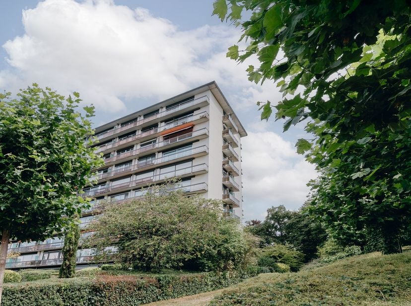 Op de zevende verdieping van een verzorgde residentie ontdek je dit instapklare appartement. Het pand is centraal gelegen, met alle voorzieningen in d