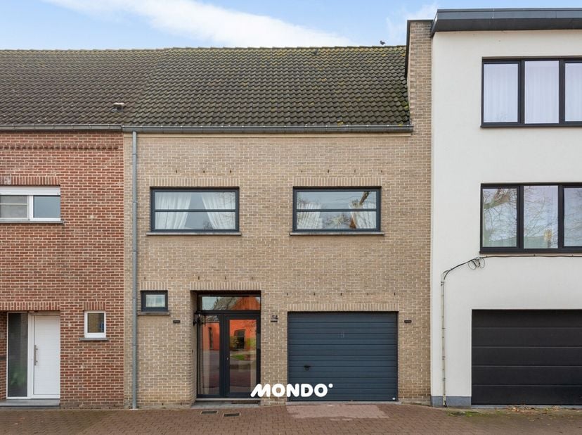 Deze ruime en gezellige woning in Puurs-Sint-Amands, gelegen in de St.-Katharinastraat 54, biedt een ideale combinatie van comfort en functionaliteit.