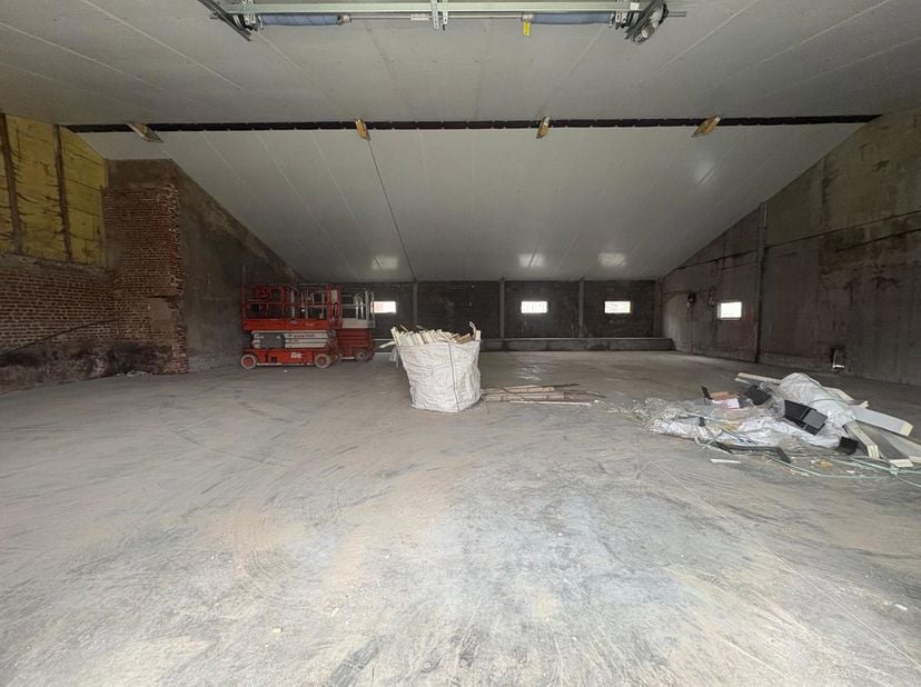 Voor meer info contacteer Eva via 0475 69 38 22 of eva@vicusvastgoed.be<br />
Deze geïsoleerde loods beschikt over een oppervlakte van 225 m² (15m x 1