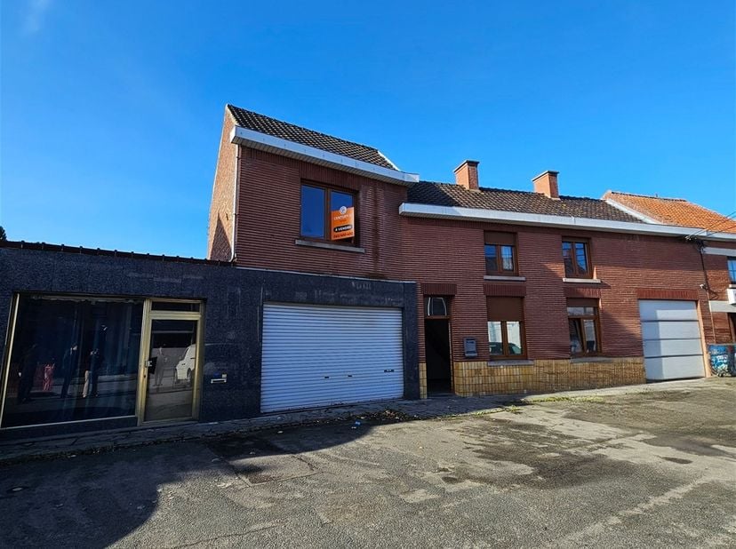 REF : 7790  Rue Haute, 46  7350 HENSIES<br />
Vous cherchez un commerce, polyvalent et bien situé ? nous avons ce qu'il vous faut.<br />
Un espace com