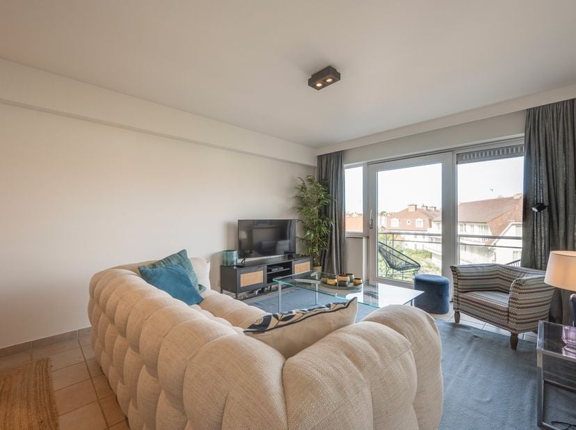 Op de Koningslaan, aan het groene Verzetsplein, ligt dit instapklare appartement op de derde verdieping van Residentie Eden Rock. Het kijkt vrij uit o