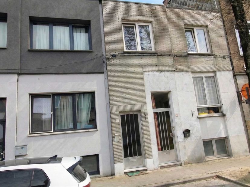 Bent u op zoek naar een typische Comforta woning die u volledig naar eigen smaak kan opfrissen? Dan is deze woning met 2 à 3 slaapkamers, gelegen aan