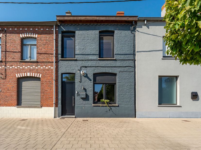 Gezellige, instapklare stadswoning met 3 slaapkamers.<br />
Troeven:<br />
- Gerenoveerd<br />
- EPC C<br />
- Garage met uitweg<br />
- Zonnige tuin<